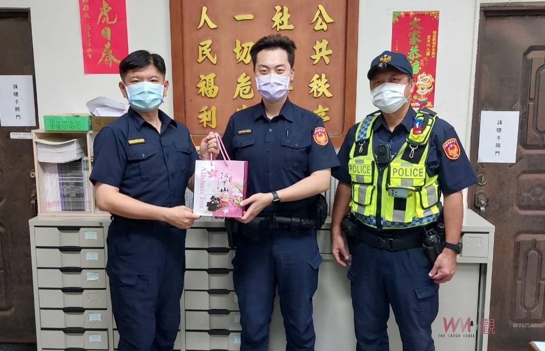 影／父抱意識模糊1歲幼童求援　油車警立即開道速送醫救治 - https://www.watchmedia01.com