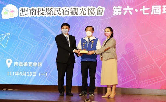 南投民宿協會理事長交接　林縣長親自授證 - https://www.watchmedia01.com
