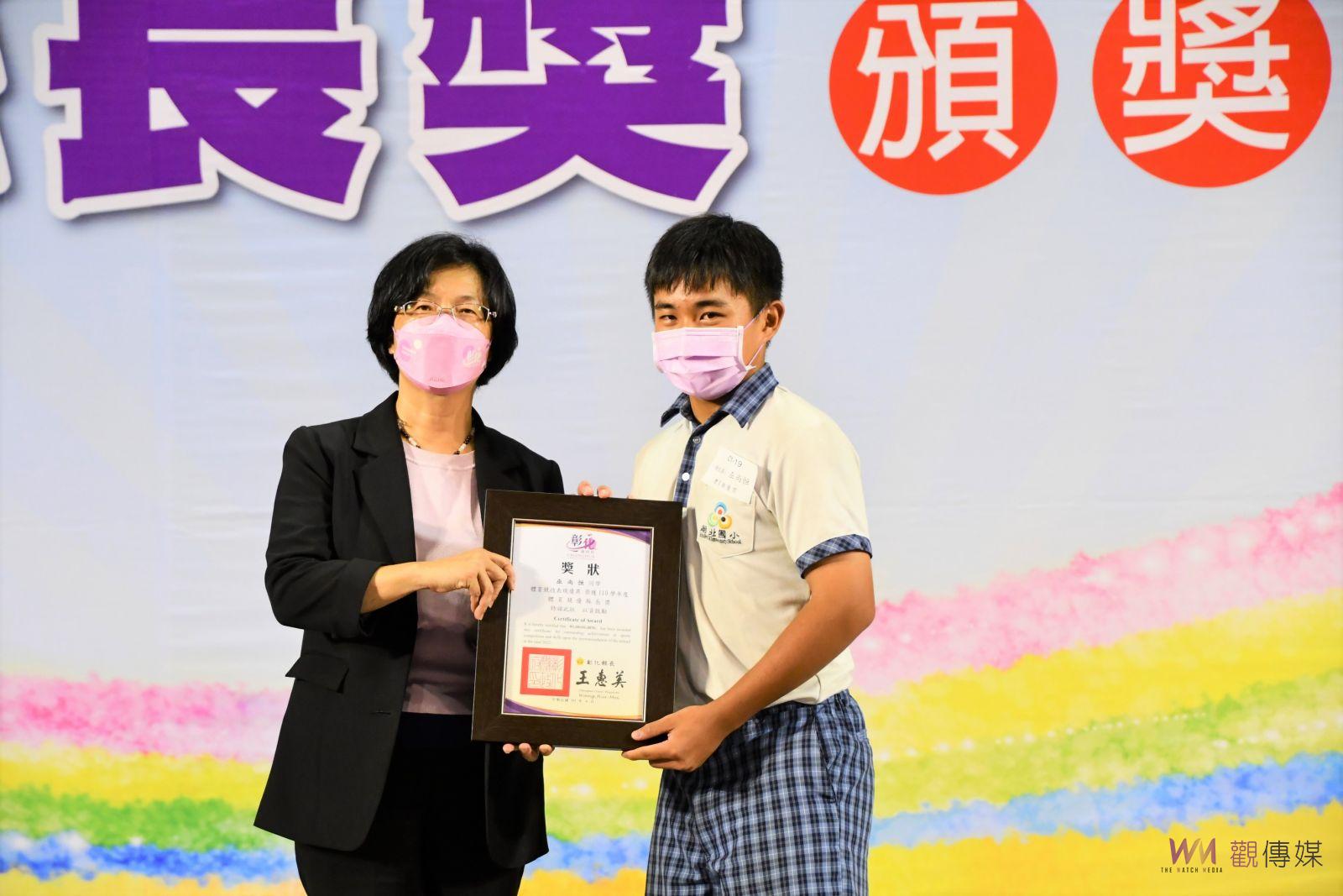 影／臥虎藏龍！彰化縣110學年度國小縣長獎　王惠美表揚547位獎得主 - https://www.watchmedia01.com