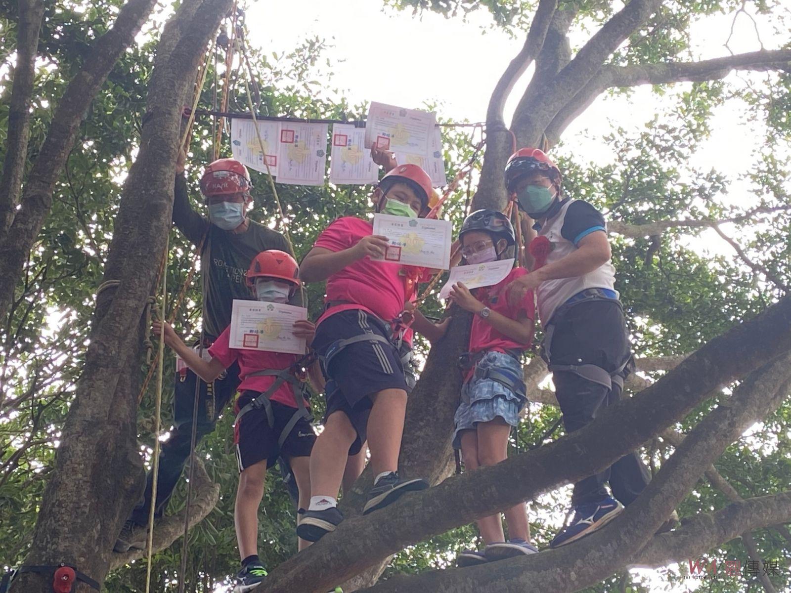 影／另類畢典！特色小學辦畢典，攀樹領畢業證書、撥穗長智慧 - https://www.watchmedia01.com