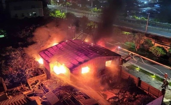 慟！暗夜惡火燒死輪胎行4小孩 「我們在後面！」結果是不爽洗碗小兒子放的火 - https://www.watchmedia01.com