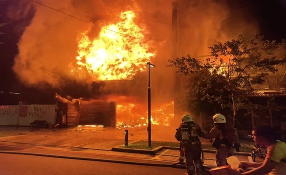 慟！暗夜惡火燒死輪胎行4小孩 「我們在後面！」結果是不爽洗碗小兒子放的火 - https://www.watchmedia01.com