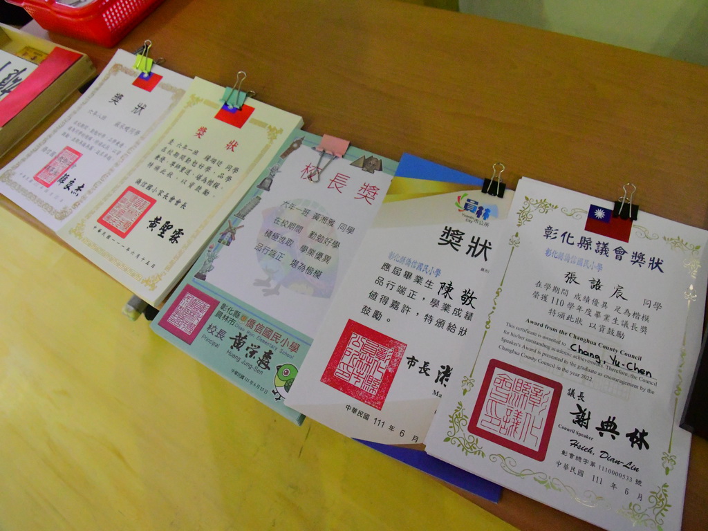 僑信國小61屆畢業典禮沒法全員到齊 現場與線上師生互道珍重再見 - https://www.watchmedia01.com