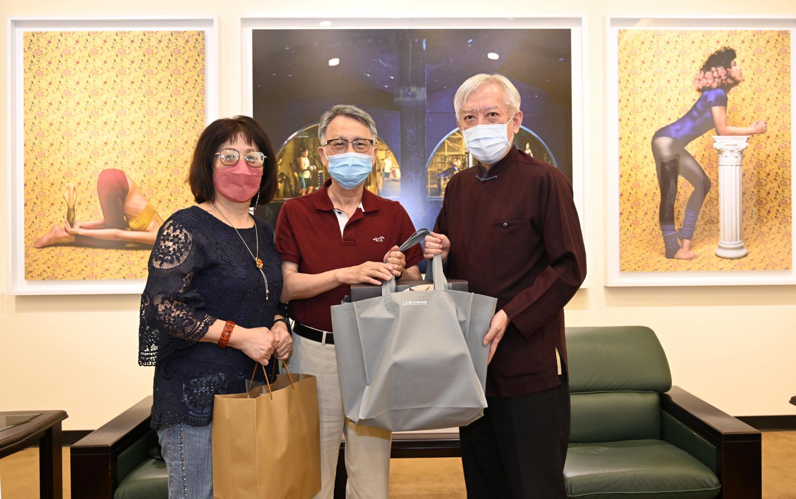 國美館梁永斐館長與前輩藝術家洪瑞麟在台家屬相見歡 - https://www.watchmedia01.com
