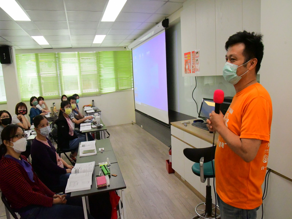 林貴茂報名照服員證照班 72歲退休老師立志要當老爸的居服員 - https://www.watchmedia01.com