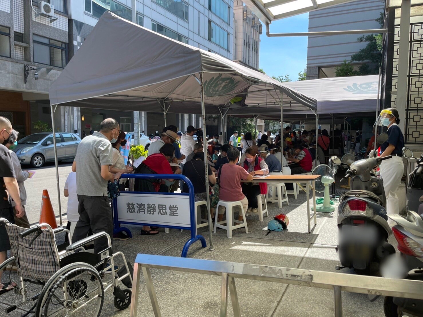 炎夏疫苗施打熱難耐 慈濟會所貼心防曬讓民眾舒心 - https://www.watchmedia01.com