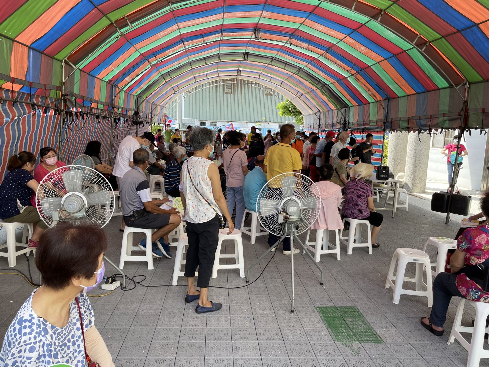 炎夏疫苗施打熱難耐 慈濟會所貼心防曬讓民眾舒心 - https://www.watchmedia01.com