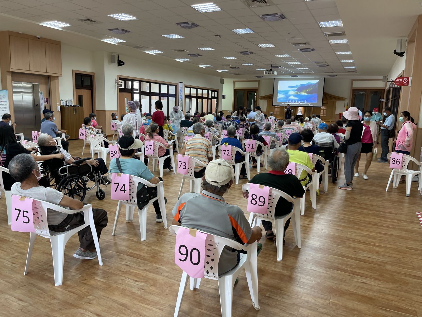 炎夏疫苗施打熱難耐 慈濟會所貼心防曬讓民眾舒心 - https://www.watchmedia01.com