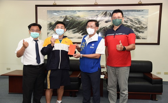 南投林縣長接見勉勵3位總統教育獎得主 - https://www.watchmedia01.com
