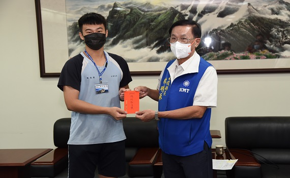 南投林縣長接見勉勵3位總統教育獎得主 - https://www.watchmedia01.com