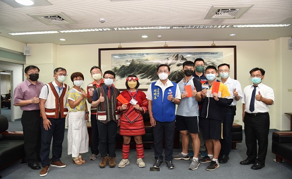 南投林縣長接見勉勵3位總統教育獎得主 - https://www.watchmedia01.com