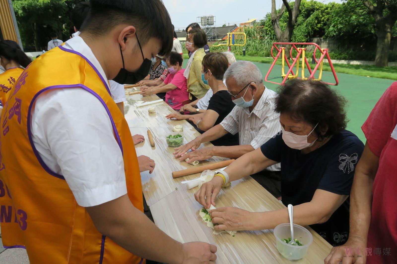 影／魔法廚房！達德商工餐飲科學生社區長照機構C據點做蔥油餅 - https://www.watchmedia01.com