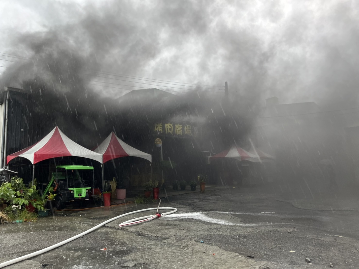 打雷、閃電與劇烈降雨　彰化燒烤店火警　燒烤店廁所被閃電劈中起火 - https://www.watchmedia01.com