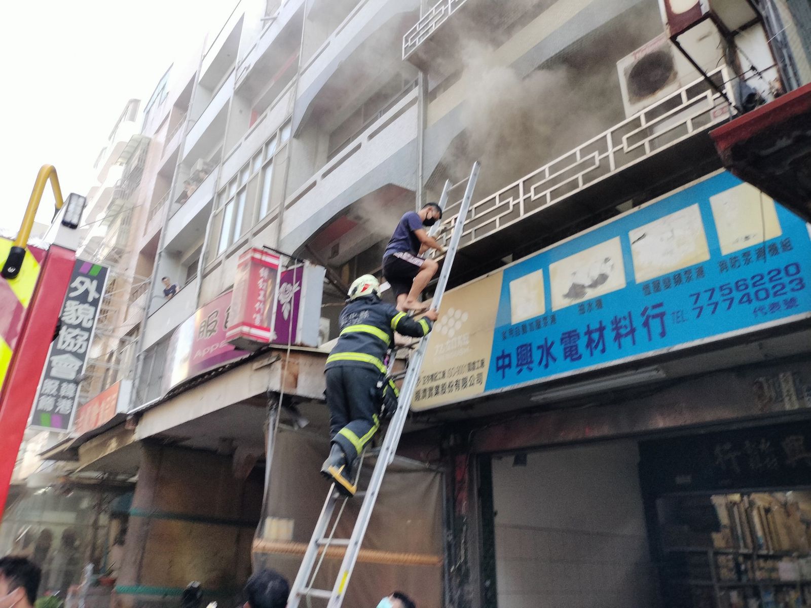 鹿港鎮菜園路水電行失火　國中生困廁所半小時救出已無生命跡象 - https://www.watchmedia01.com