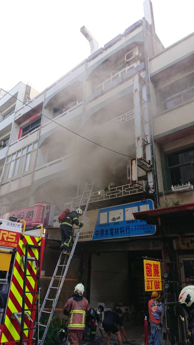 鹿港鎮菜園路水電行失火　國中生困廁所半小時救出已無生命跡象 - https://www.watchmedia01.com
