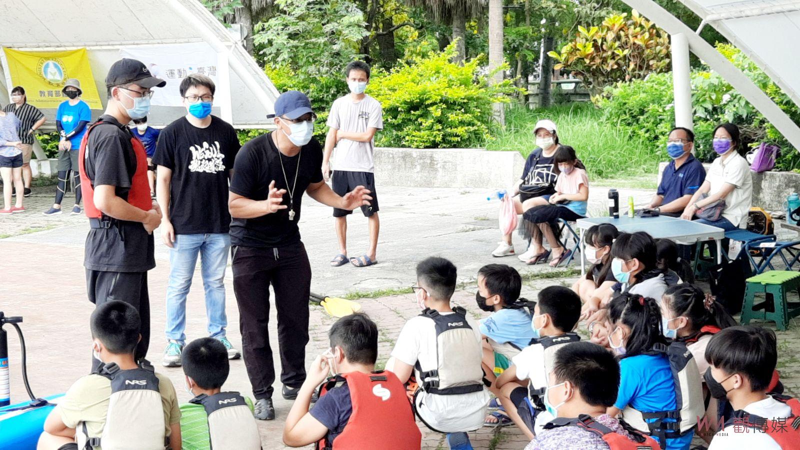 影／夏日夯水上安全最重要　明道大學攜手媽厝國小體驗划獨木舟 - https://www.watchmedia01.com