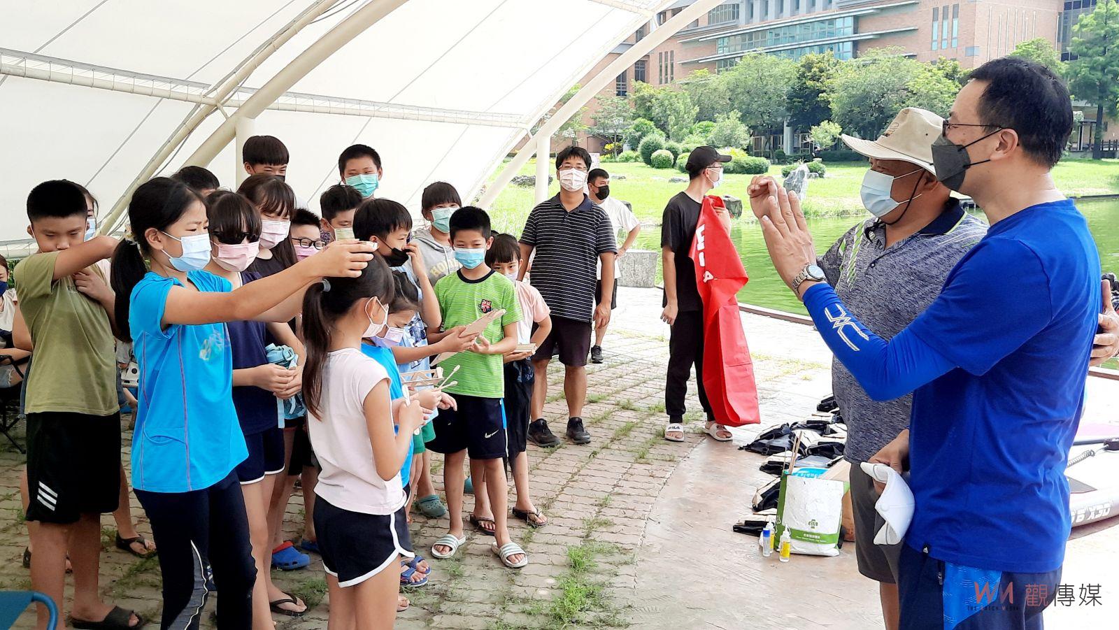 影／夏日夯水上安全最重要　明道大學攜手媽厝國小體驗划獨木舟 - https://www.watchmedia01.com