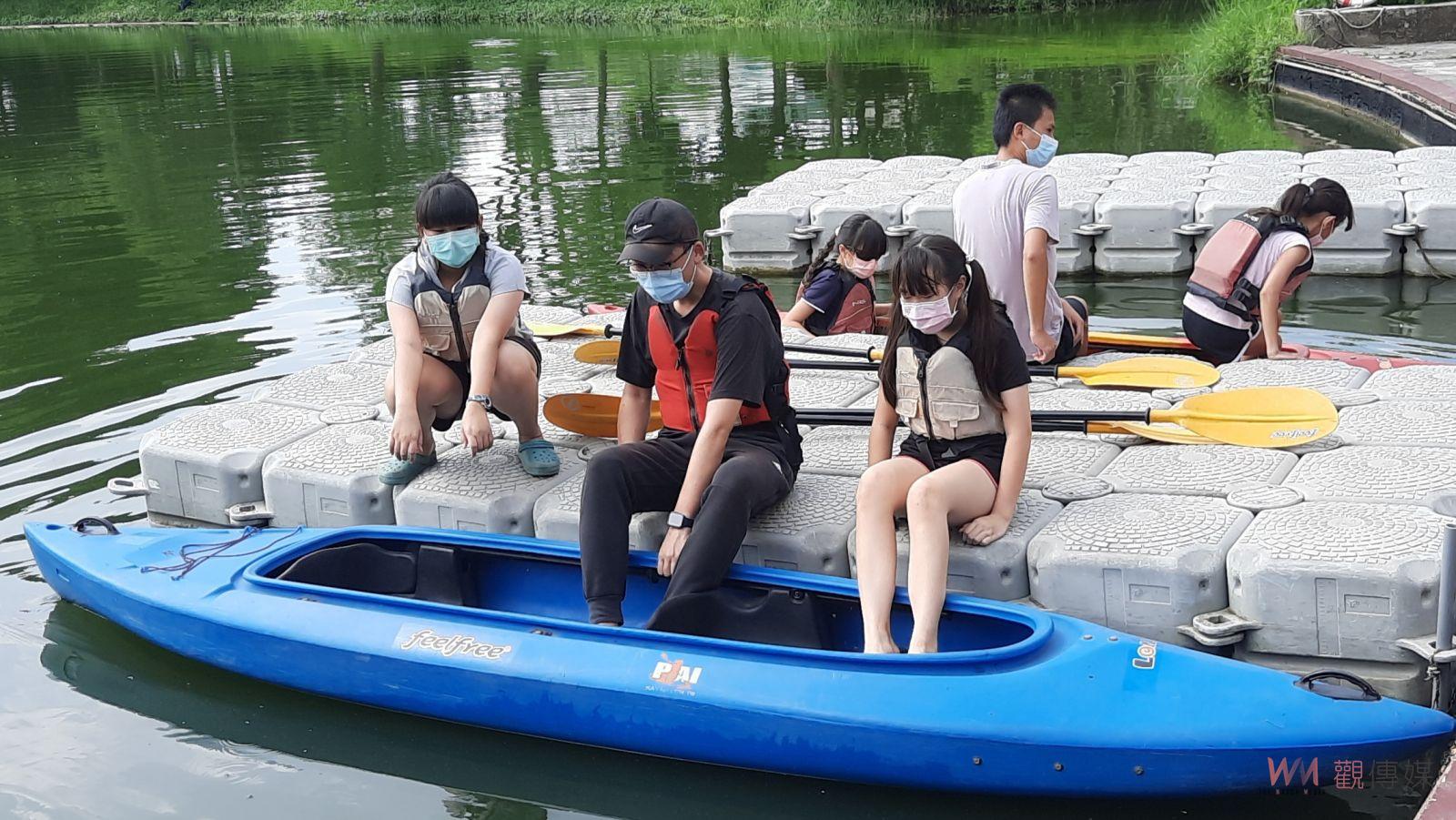 影／夏日夯水上安全最重要　明道大學攜手媽厝國小體驗划獨木舟 - https://www.watchmedia01.com
