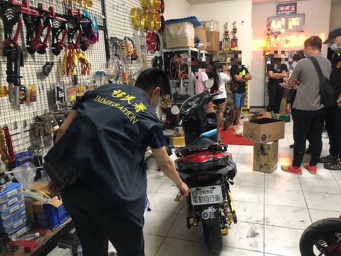 改裝車還組車隊秀炫車　移民署破獲移工電動車改裝集團 - https://www.watchmedia01.com