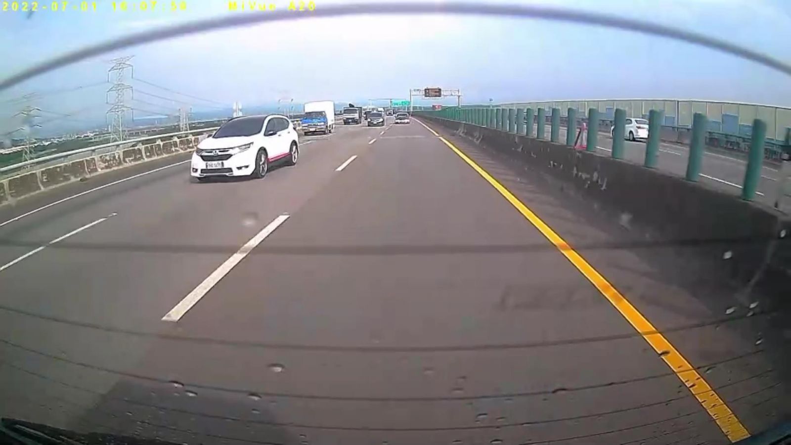 影／驚悚！國道三號和美路段二車疑似在國道競速輪胎噴飛狂滾 - https://www.watchmedia01.com