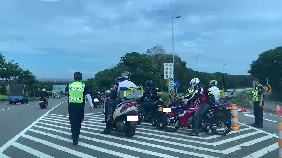 影／重機爭路權　94要上國道！警：勿硬闖滋擾事端來挑戰公權力 - https://www.watchmedia01.com