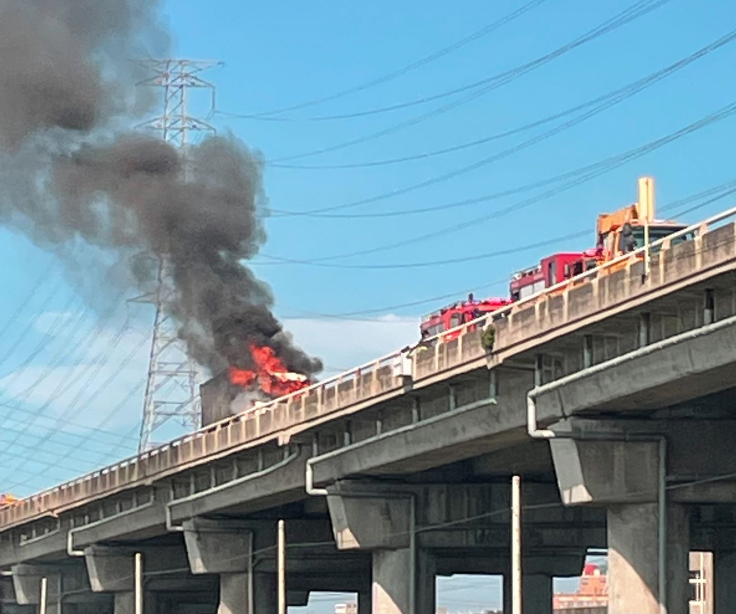 影／不平靜！台61線鹿港段一輛大貨車火燒車　駕駛驚險逃過死劫 - https://www.watchmedia01.com