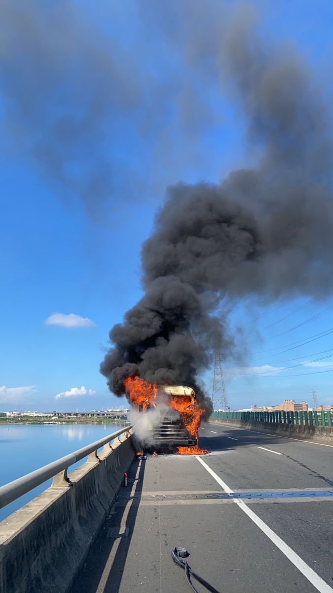 影／不平靜！台61線鹿港段一輛大貨車火燒車　駕駛驚險逃過死劫 - https://www.watchmedia01.com