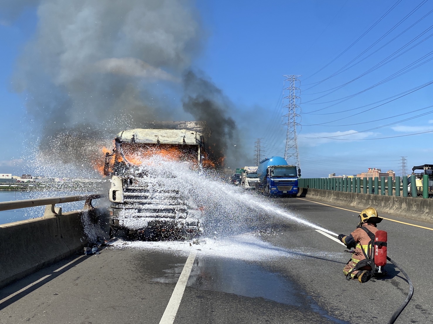 影／不平靜！台61線鹿港段一輛大貨車火燒車　駕駛驚險逃過死劫 - https://www.watchmedia01.com