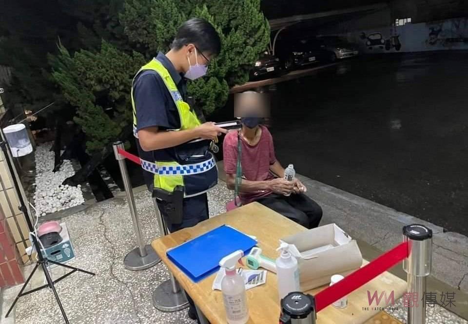 男子暗夜淋雨路邊獨行　熱心員警助他平安返家 - https://www.watchmedia01.com