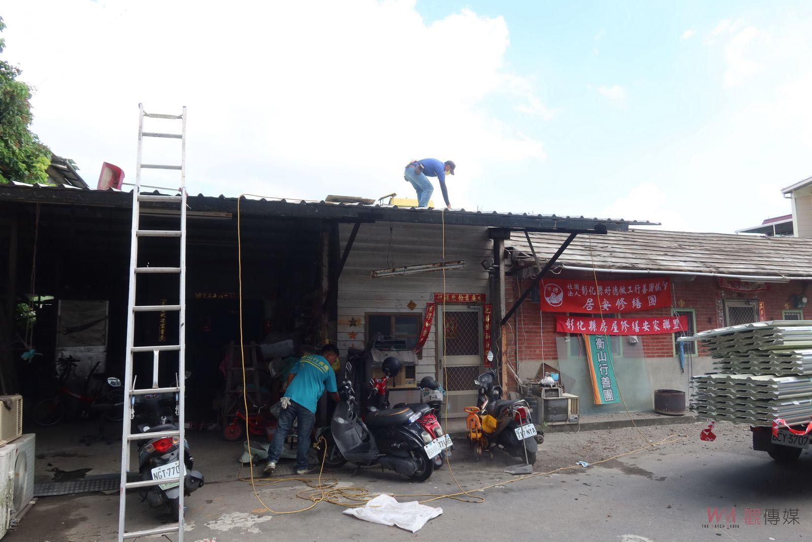 影／邊緣戶住「漏仔厝」　慈善團體修繕屋頂、社會處慰問關懷 - https://www.watchmedia01.com
