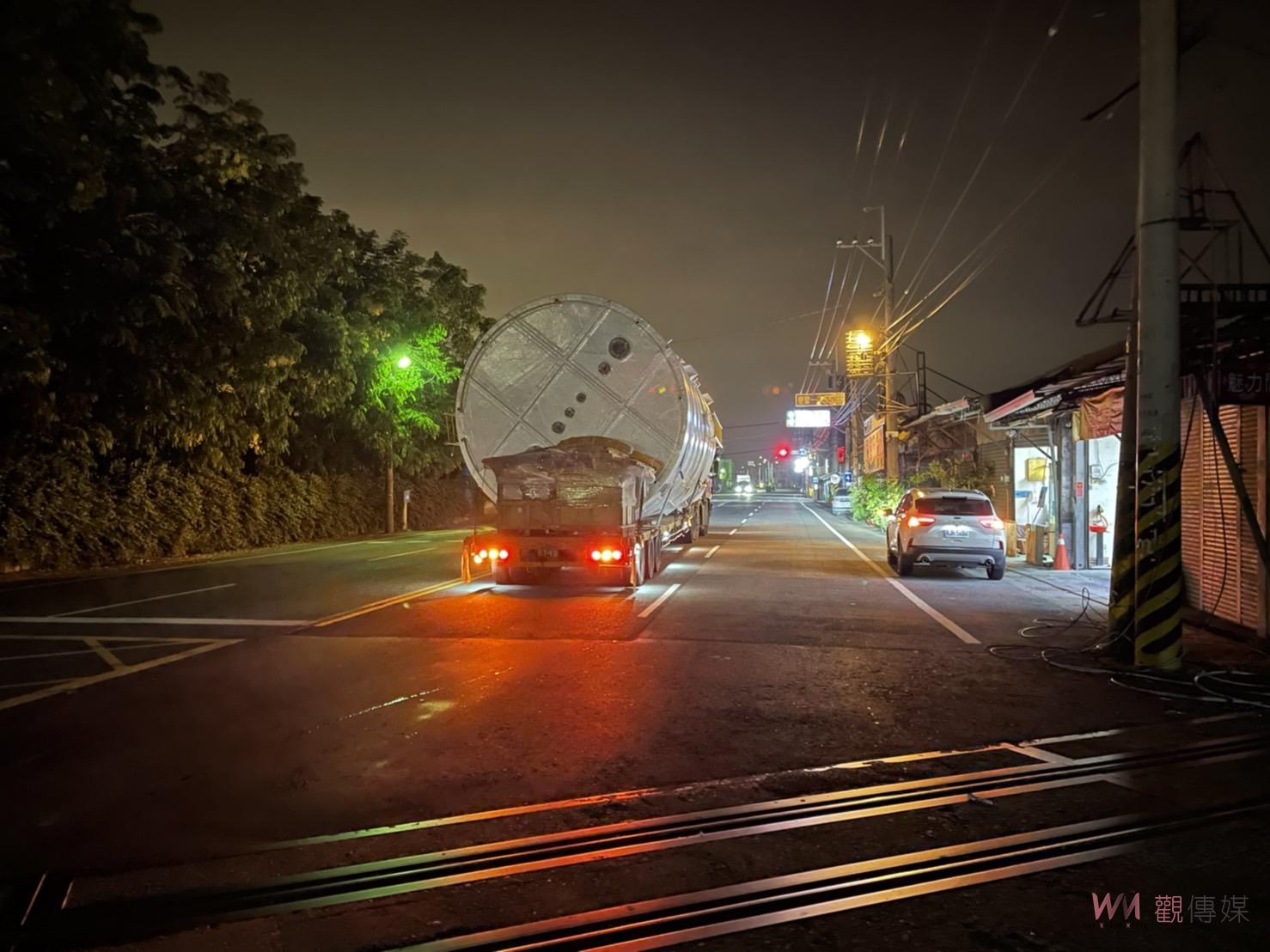 影／「類」平交道意外！拖板車拉倒號誌桿和電線桿　小火車被迫停駛 - https://www.watchmedia01.com