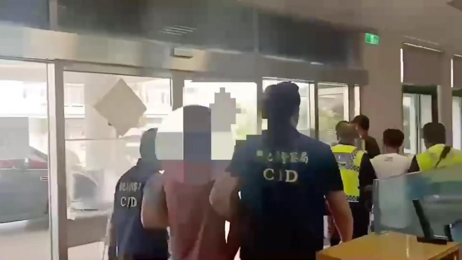 影／疑爭搶坐檯小姐　秀水一KTV小吃部爆發鬥毆槍響三人掛彩 - https://www.watchmedia01.com