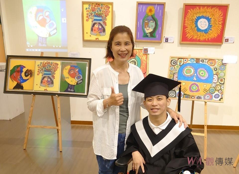 環科大腦麻生與母親一起畢業　贈畫作感謝學校傳遞愛的真誠能量 - https://www.watchmedia01.com