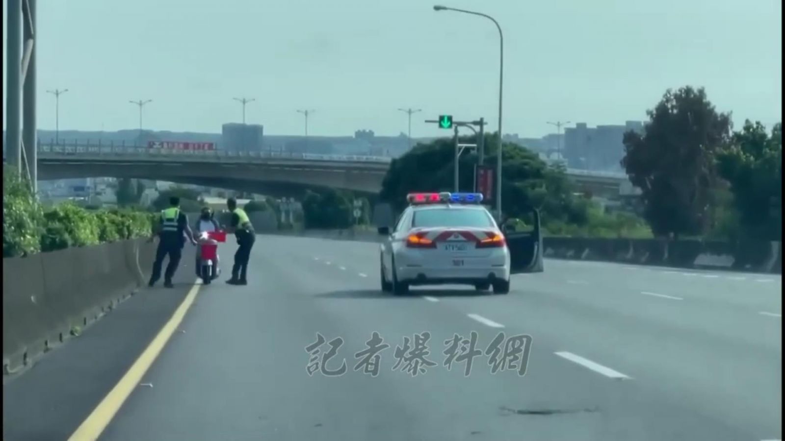 影／國道狂飆一姊一意孤行　紅斑馬圍堵仍丟人　險被逃離出境 - https://www.watchmedia01.com