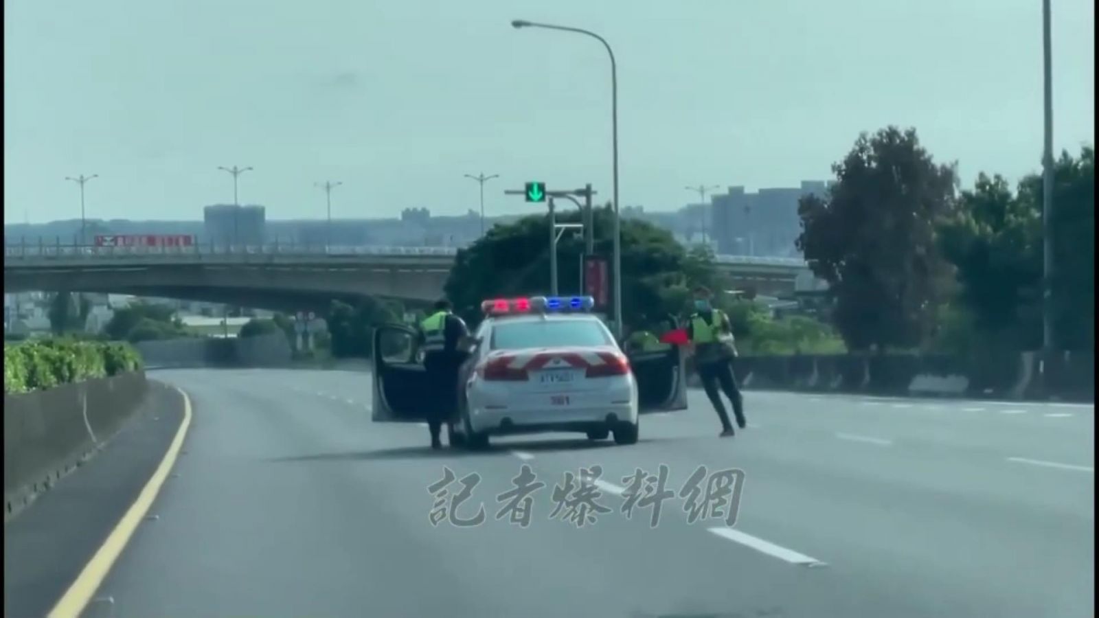 影／國道狂飆一姊一意孤行　紅斑馬圍堵仍丟人　險被逃離出境 - https://www.watchmedia01.com