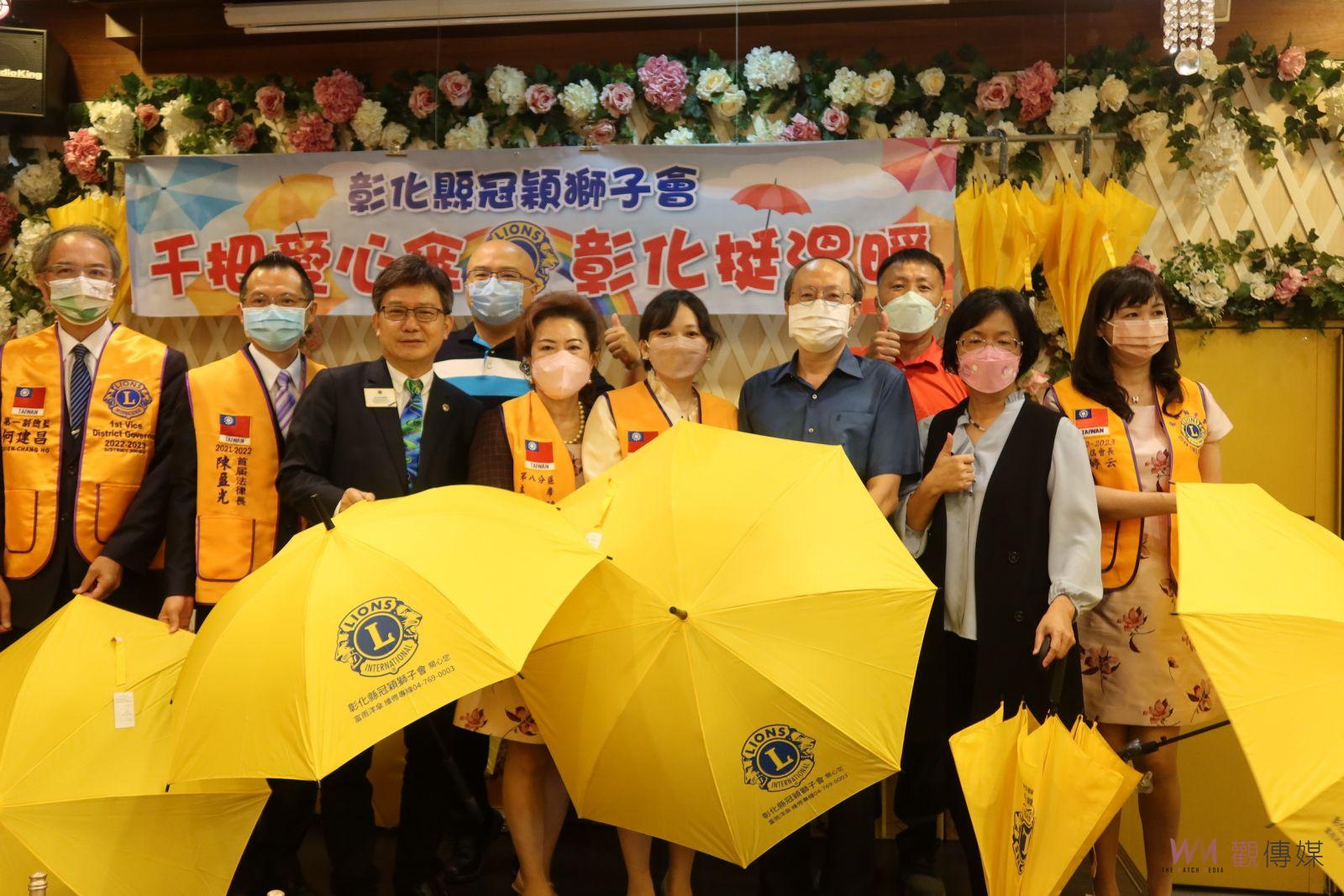 影／「傘」耀愛心！讓孩子不再淋成落湯雞　冠穎獅子會捐千把愛心傘 - https://www.watchmedia01.com