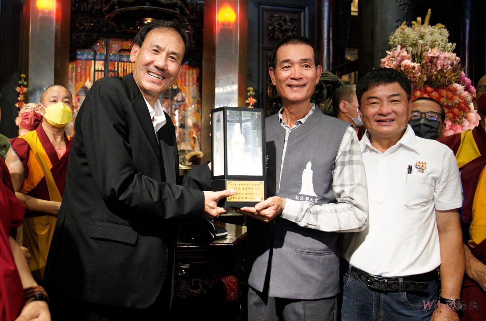 影／達賴喇嘛宗教再續50年前緣　贈匾北港朝天宮分靈藏傳首尊媽祖 - https://www.watchmedia01.com
