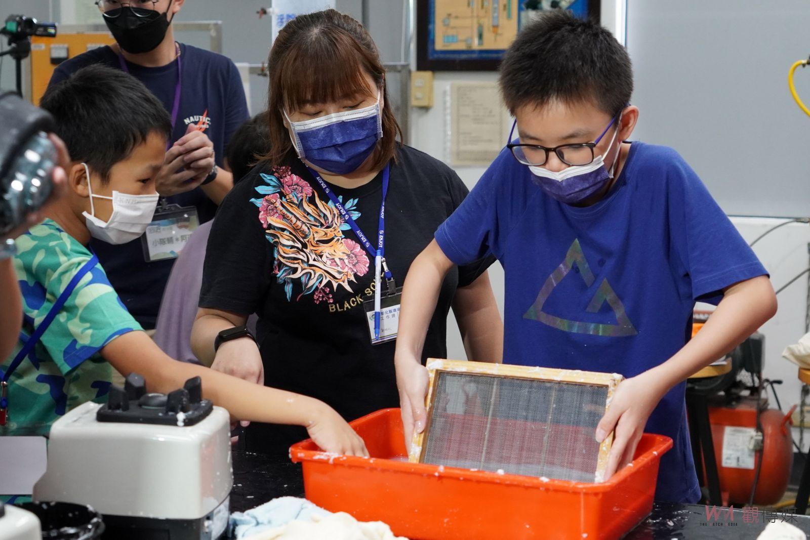 影／低碳綠生活！大葉大學協辦彰化縣環保夏令營　小朋友開心體驗造紙 - https://www.watchmedia01.com