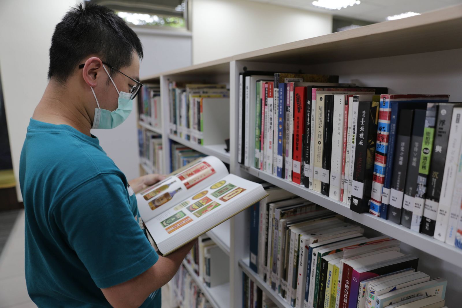 中市圖獲捐贈50套《台灣百年暨百人視覺設計套書》 - https://www.watchmedia01.com