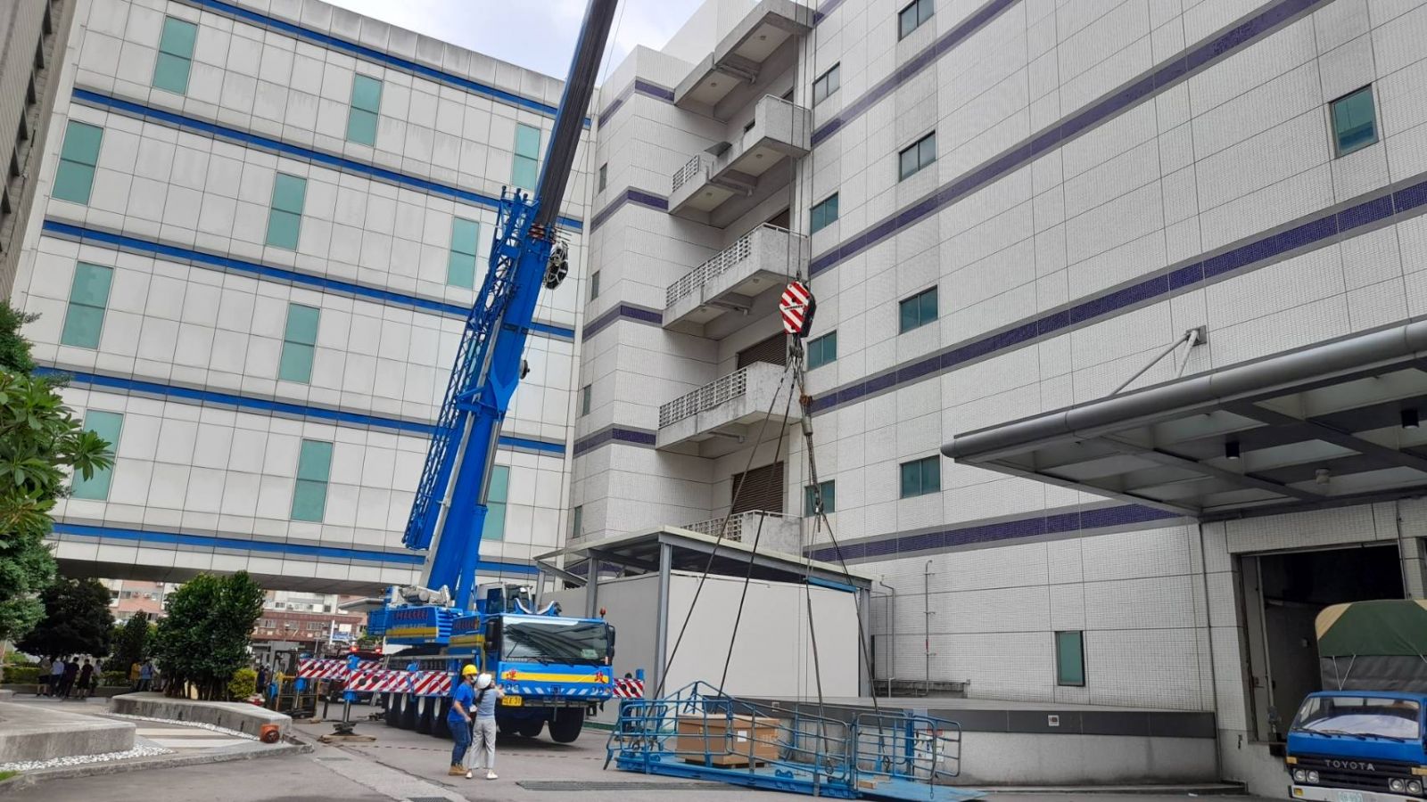 影／驚悚！矽品精密彰化廠堆高機吊掛發生墜落　駕駛四肢變形慘死 - https://www.watchmedia01.com