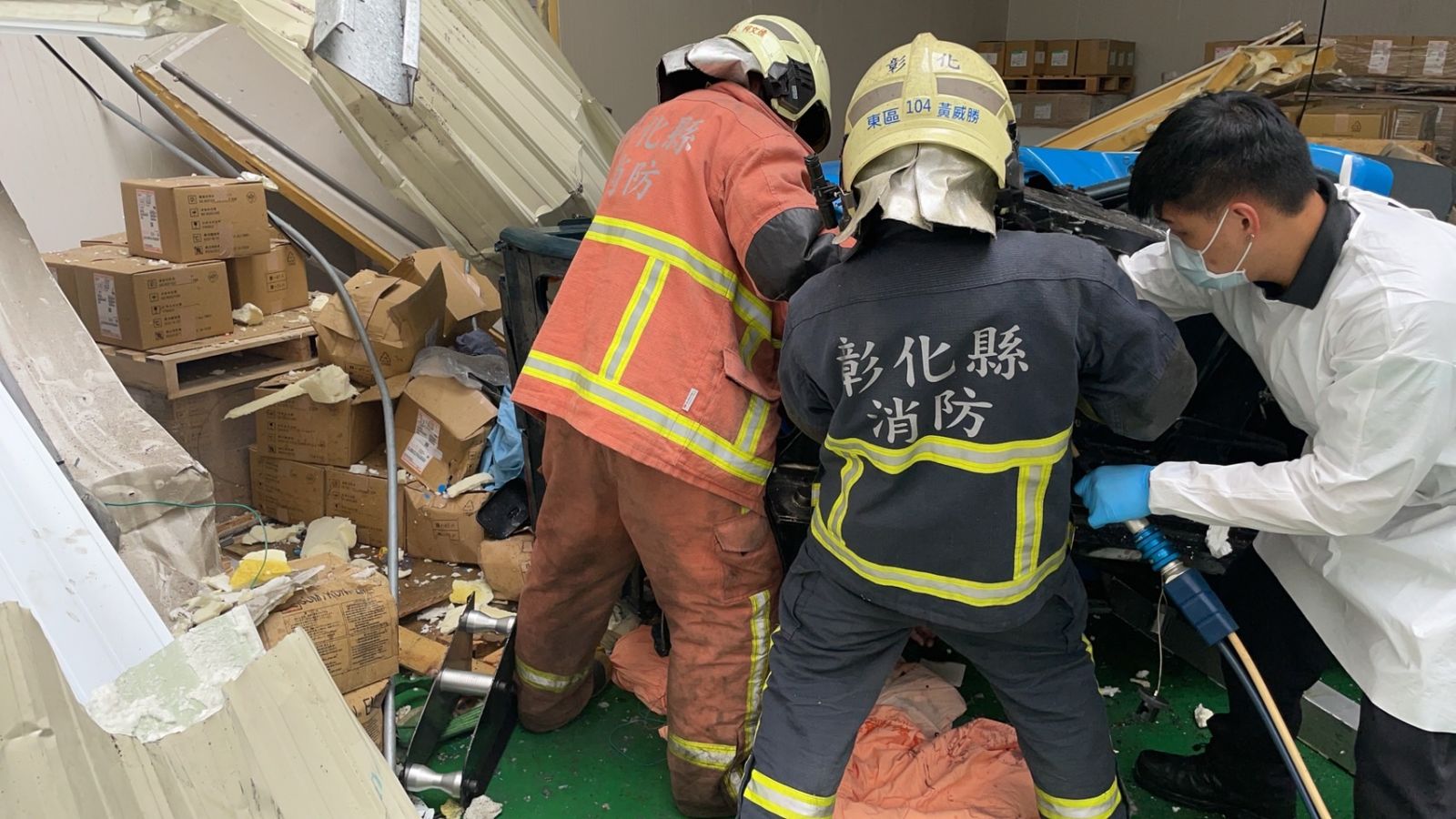 影／驚悚！矽品精密彰化廠堆高機吊掛發生墜落　駕駛四肢變形慘死 - https://www.watchmedia01.com