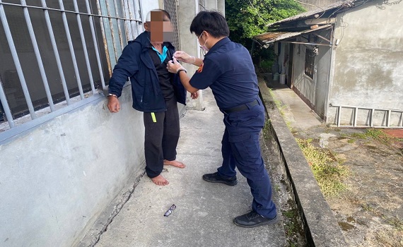 南投縣埔里警翻落草叢奮勇逮捕毒品通緝犯 - https://www.watchmedia01.com