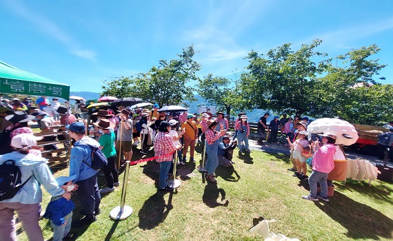 南投清境農場新朋友 瓦萊黑鼻羊 我來Happy啦 - https://www.watchmedia01.com