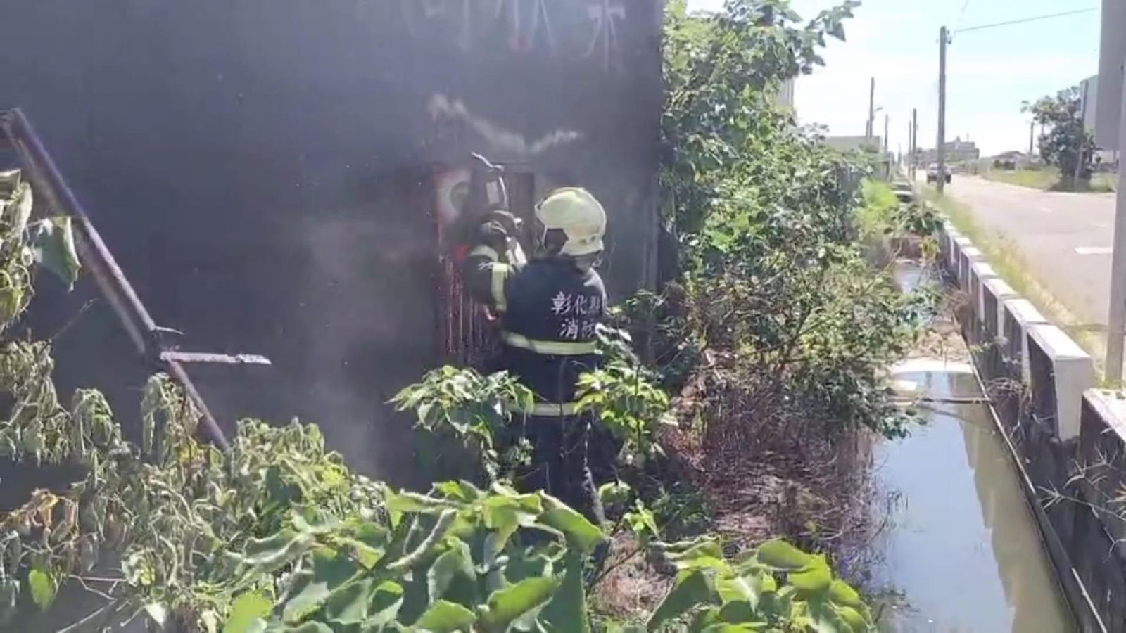 影／福興鄉一處民宅空地起火燃燒　火勢蔓延到民宅　獨老外出躲過一劫 - https://www.watchmedia01.com