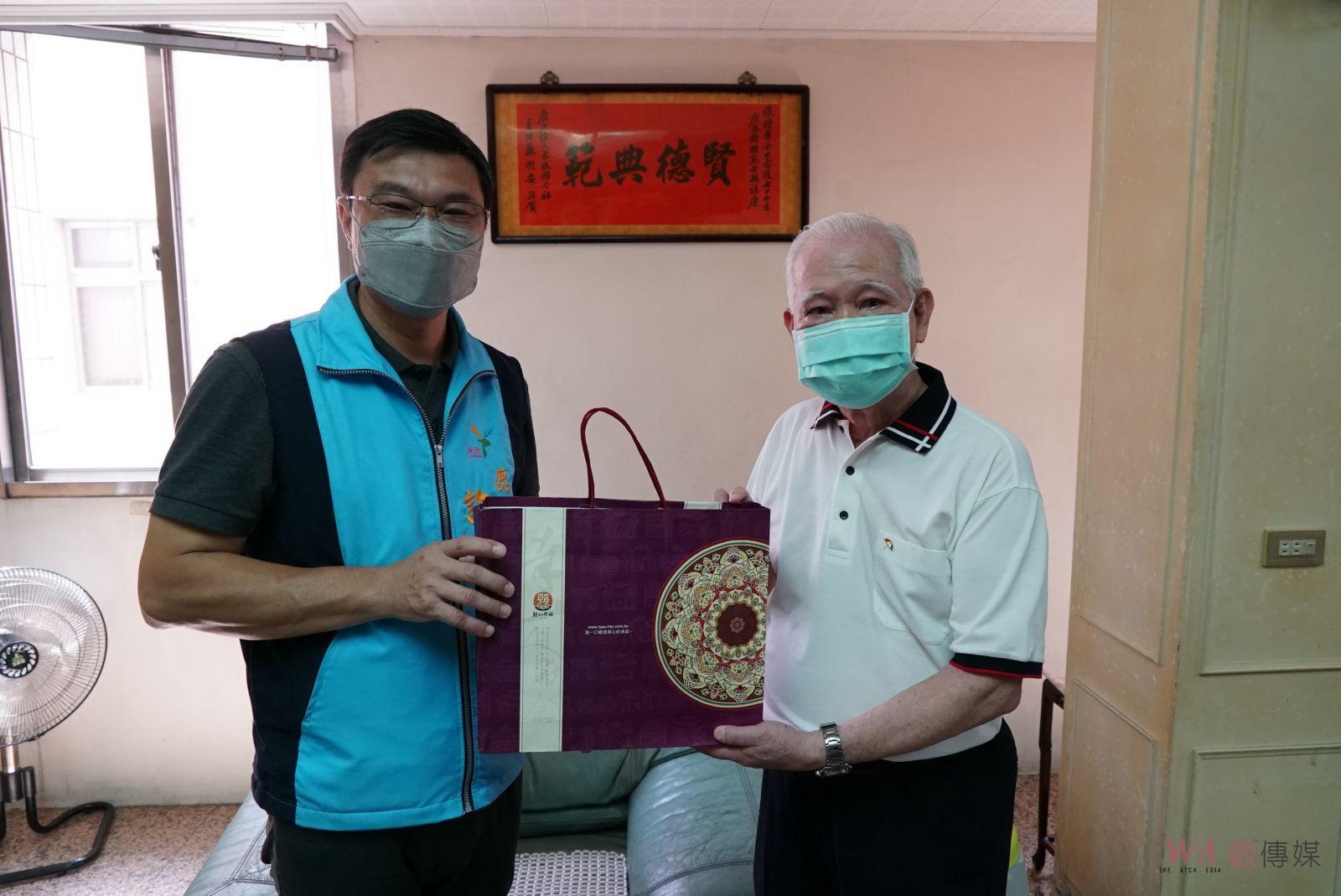 影／鹿港鎮長許志宏訪111年模範父親張傳鏞　分享溫馨勵志的故事 - https://www.watchmedia01.com