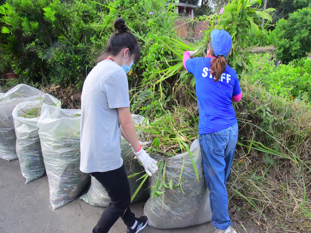 卦山社區環保淨山愛家園 葉鐙淑理事長與環保志工許登山客安全乾淨的小徑 - https://www.watchmedia01.com
