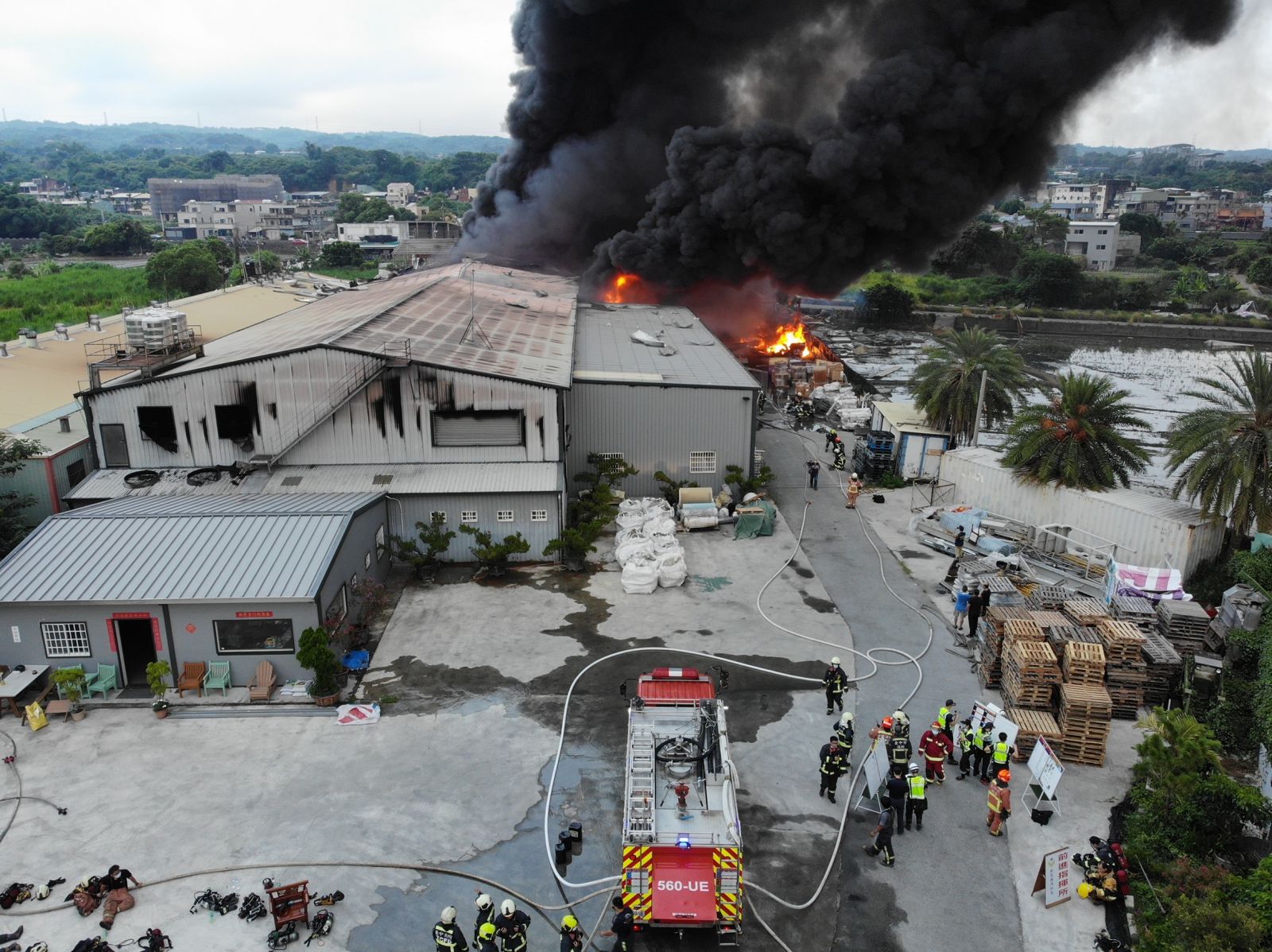 影／轟！芬園鄉工廠熊熊烈火不斷燃燒　700坪陷火海爆炸聲響震破窗戶 - https://www.watchmedia01.com