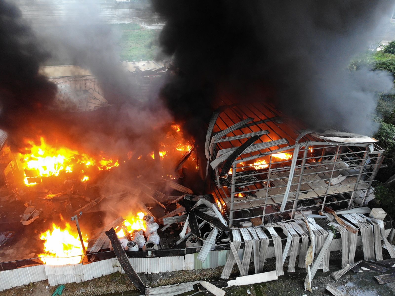 影／轟！芬園鄉工廠熊熊烈火不斷燃燒　700坪陷火海爆炸聲響震破窗戶 - https://www.watchmedia01.com