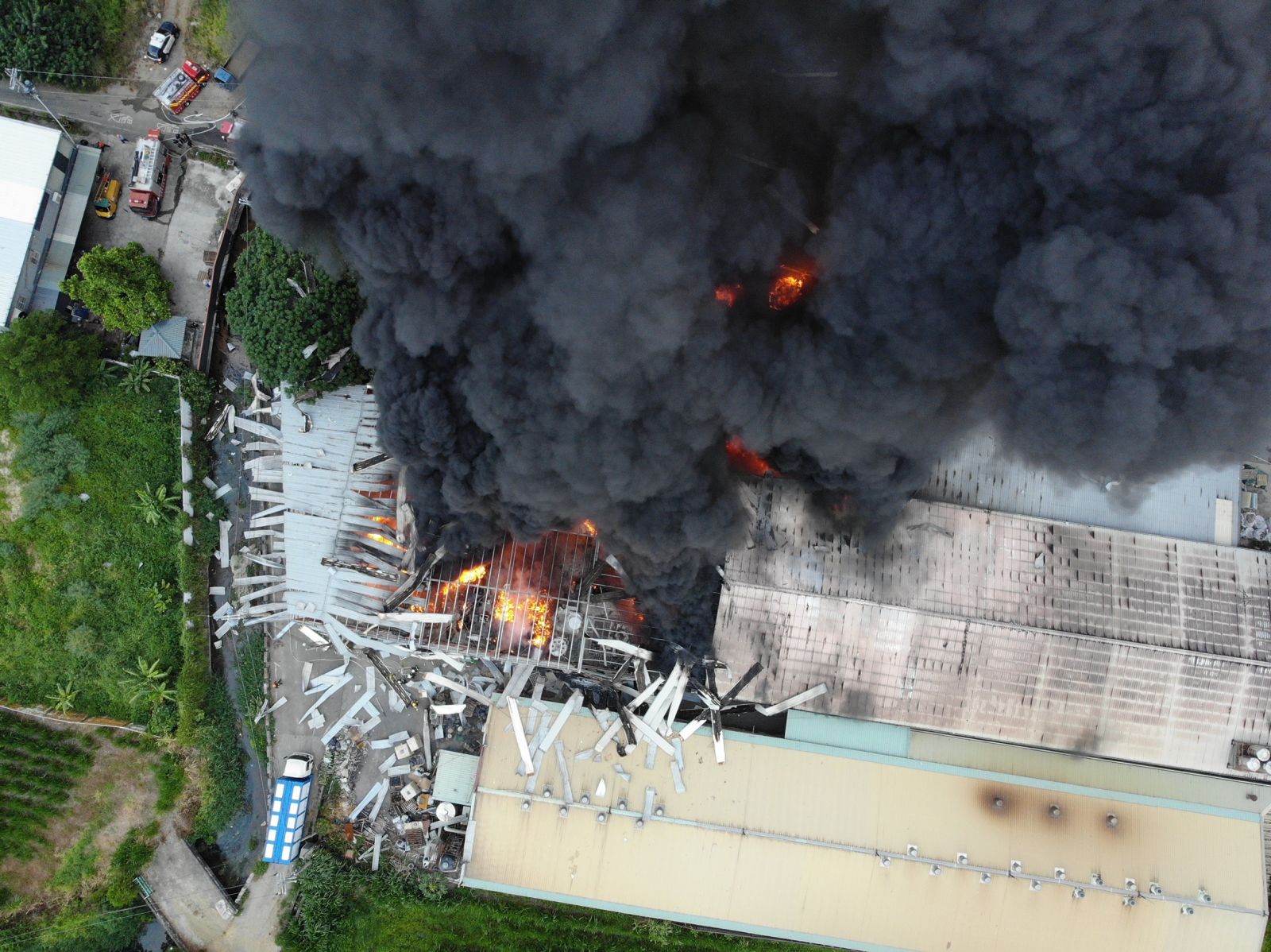影／轟！芬園鄉工廠熊熊烈火不斷燃燒　700坪陷火海爆炸聲響震破窗戶 - https://www.watchmedia01.com