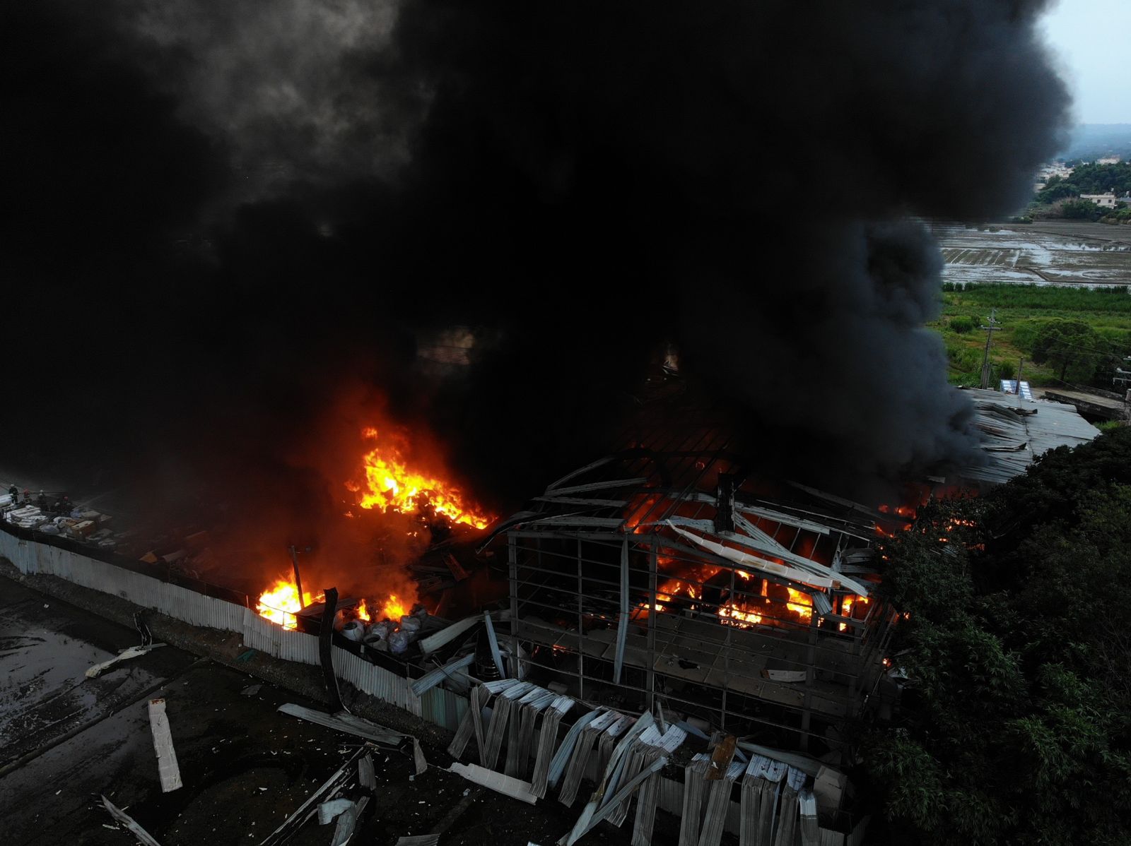 影／轟！芬園鄉工廠熊熊烈火不斷燃燒　700坪陷火海爆炸聲響震破窗戶 - https://www.watchmedia01.com